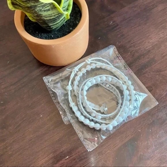 Victoria Emerson Marble on White 3-Wrap Bracelet - Picture 7 of 8